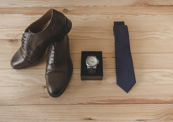 Shoes, tie and watch as accessories to dress elegantly