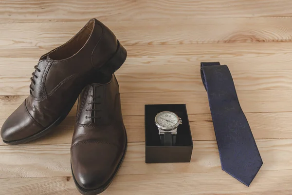 领带和手表作为配件 以优雅的穿着 — 图库照片