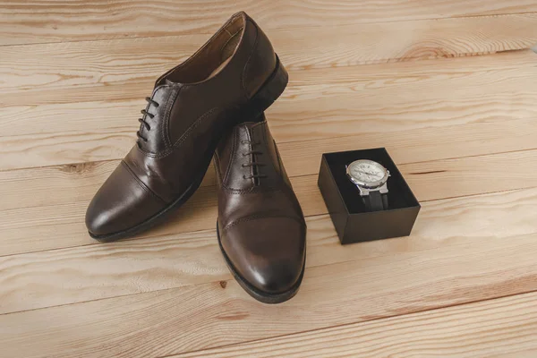 Shoes and watch as accessories to dress elegantly