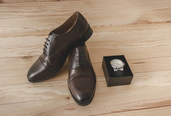 Shoes and watch as accessories to dress elegantly