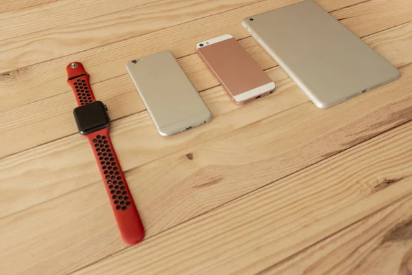 Tablet, smartwatches veya cep telefonlarına farklı boyut ve renk gibi farklı teknolojik ürünler