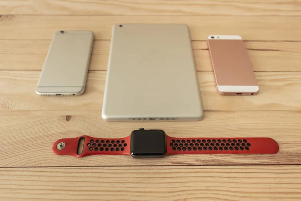 Tablet, smartwatches veya cep telefonlarına farklı boyut ve renk gibi farklı teknolojik ürünler
