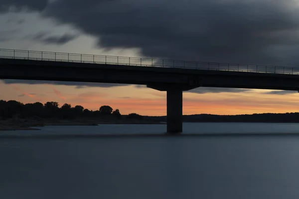 Viadukt Überquert Einen See Der Abenddämmerung Umgeben Von Den Schönen — Stockfoto