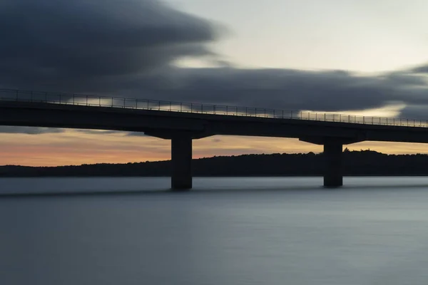 Viaduto Atravessando Lago Entardecer Cercado Pelas Belas Cores Sol Nas — Fotografia de Stock