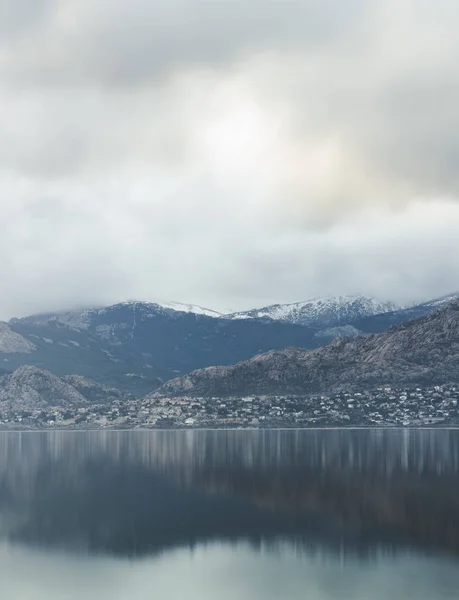 Bellissimo Lago Piedi Delle Montagne Che Riflettono Nell Acqua Coperta — Foto Stock