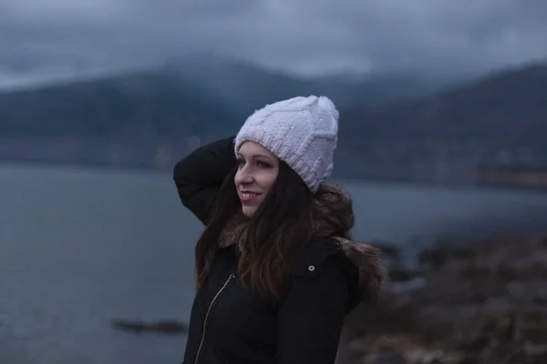 Young Girl Next Lake Surrounded Mountains Cloudy Day — Stock Photo, Image