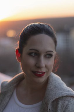 Kız güneşin tadını çıkarıyor