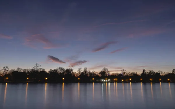 Teich Des Rentnerparks Bei Sonnenuntergang Beleuchtet — Stockfoto