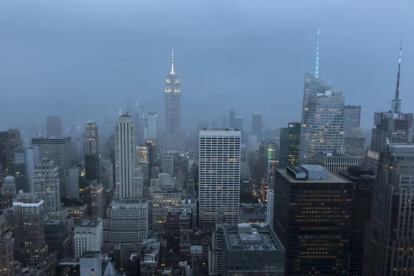 New York felhőkarcolói a ködben éjjel — Stock Fotó
