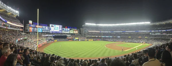 Jogo de beisebol jogado no Yankee Stadium em Nova York contra Los Angeles Angels of Anaheim — Fotografia de Stock