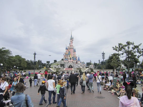 Paryż, Francja; Zwiedzanie parku rozrywki Disneyland Paris — Zdjęcie stockowe