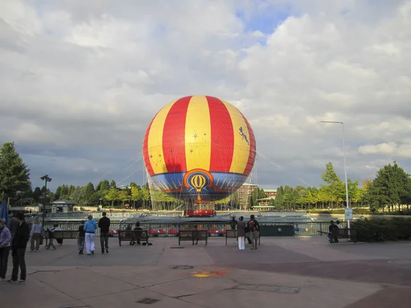 Paryż, Francja; Zwiedzanie parku rozrywki Disneyland Paris — Zdjęcie stockowe