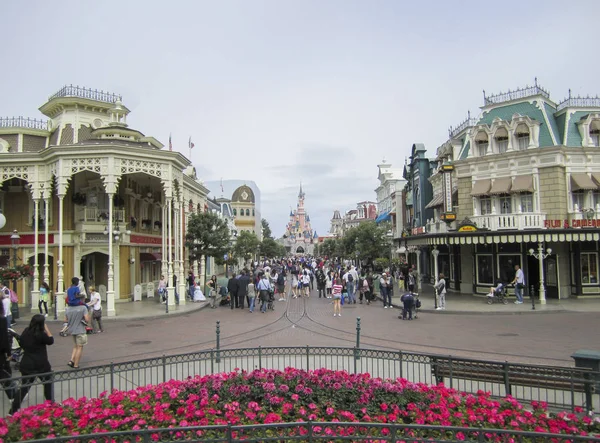 Paris, Fransa; 16 Haziran 2011; Disneyland Paris tema parkı Turu