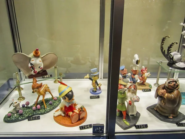 Vackra figurer av olika Disneykaraktärer till salu till samlare — Stockfoto