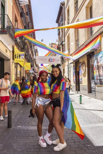 Madrid, İspanya; 06 Temmuz 2019: Eşcinsel gurur günü kutlamaları sırasında genç kadınlar