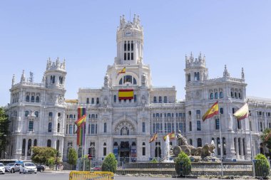 Madrid, İspanya; 06 Temmuz 2019: Madrid Belediye Binası eşcinsel gurur kutlama sırasında cephesinde gökkuşağı bayrağı ile