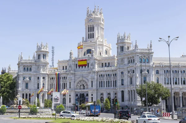 Madrid, İspanya; 06 Temmuz 2019: Madrid Belediye Binası eşcinsel gurur kutlama sırasında cephesinde gökkuşağı bayrağı ile — Stok fotoğraf