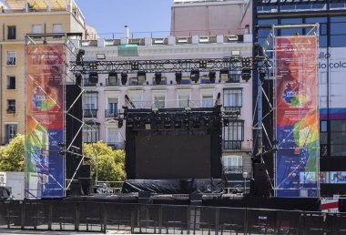 aşamaları hazırlanmış ve gay gurur günü kutlamaları için dekore