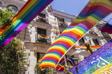 Madrid, Ispanya; Temmuz 06, 2019: Madrid 'de Chueca mahalle, gay gurur günü kutlamaları sırasında dekore