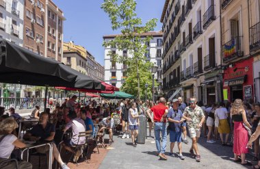 Madrid, Ispanya; Temmuz 06, 2019: Madrid 'de Chueca mahalle, gay gurur günü kutlamaları sırasında dekore