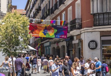 Madrid, Ispanya; Temmuz 06, 2019: Madrid 'de Chueca mahalle, gay gurur günü kutlamaları sırasında dekore