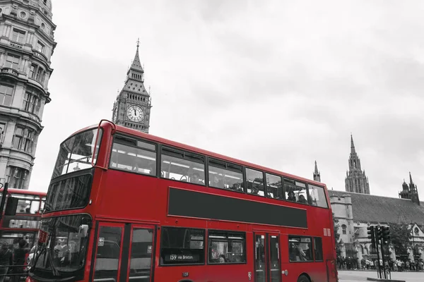 Autobus britannique rouge traditionnel voyageant dans le centre-ville à côté de Big Ben — Photo