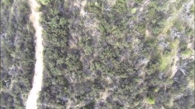 Bir alan alanı üzerinde uçan Drone aniden bir pil arızası sonra çöküyor