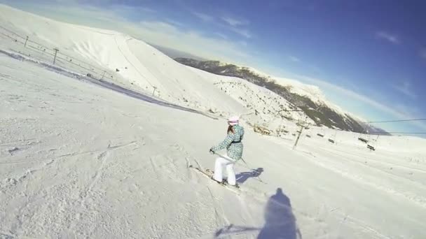 Mujer Joven Esquiando Durante Día Soleado Mientras Practica Descenso Por — Vídeo de stock