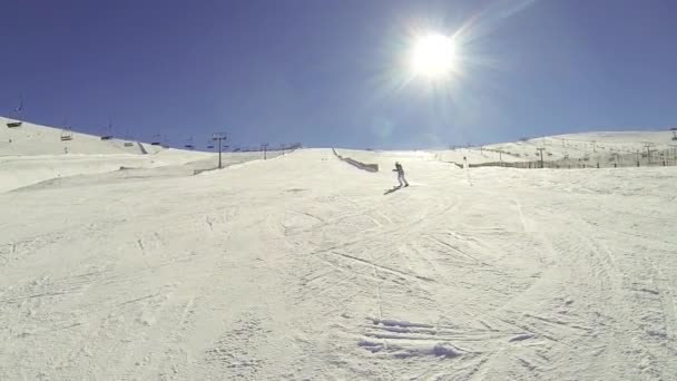 Gelukkige Jonge Vrouw Het Maken Van Een Afdaling Een Skipiste — Stockvideo