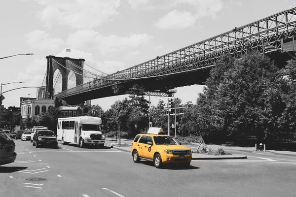 纽约出租车 以其经典的黄色而著称 座落在布鲁克林附近的一座受欢迎的桥上 — 图库照片