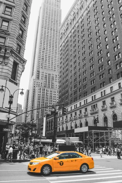 Taxi Ciudad Nueva York Con Característico Color Amarillo Atraviesa Una — Foto de Stock