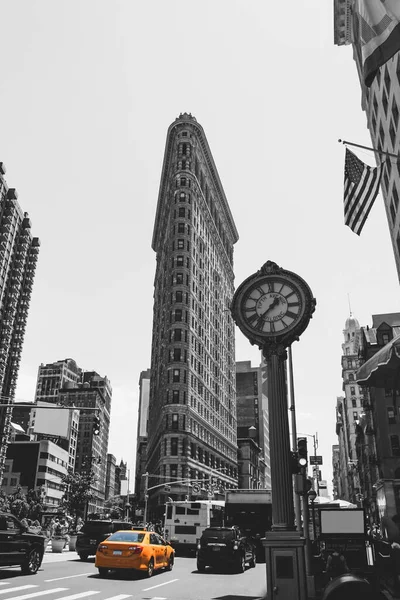 Klasik sarı renginde New York City taksisi, Manhattan 'ın en iyi bilinen bölgelerinden birinde.