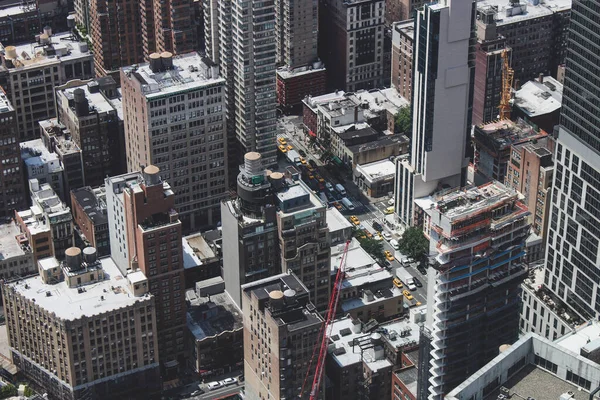 纽约受欢迎的出租车的空中景观 以其特有的黄色 穿过曼哈顿的街道 屹立在其高楼大厦中 — 图库照片