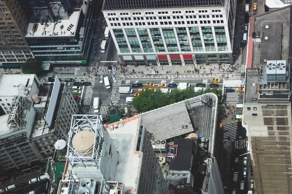 纽约受欢迎的出租车的空中景观 以其特有的黄色 穿过曼哈顿的街道 屹立在其高楼大厦中 — 图库照片