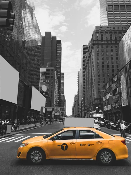 Klasik New York City taksisi, yüksek binaları arasında en popüler caddelerinden birine park etmiş, karakteristik sarı renginde.