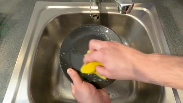Mans Lave Main Plat Avec Éclaireur Dans Évier Cuisine Gros — Video