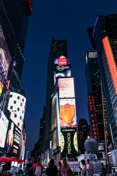 2017年6月19日 游客们在夜晚欣赏时代广场 周围是高大的摩天大楼和无数霓虹灯灯火通明的广告牌 — 图库照片