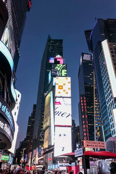 2017年6月19日 游客们在夜晚欣赏时代广场 周围是高大的摩天大楼和无数霓虹灯灯火通明的广告牌 — 图库照片
