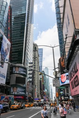 New York, ABD; 19 Haziran 2017: Turistler, New York 'un en popüler bölgelerinden biri olan Times Meydanı ve onun uzun gökdelenlerinin tadını çıkardılar.