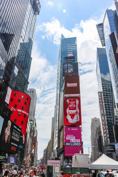 2017年6月19日 游客们喜欢时代广场及其高耸的摩天大楼 这是纽约最受欢迎的地区之一 — 图库照片