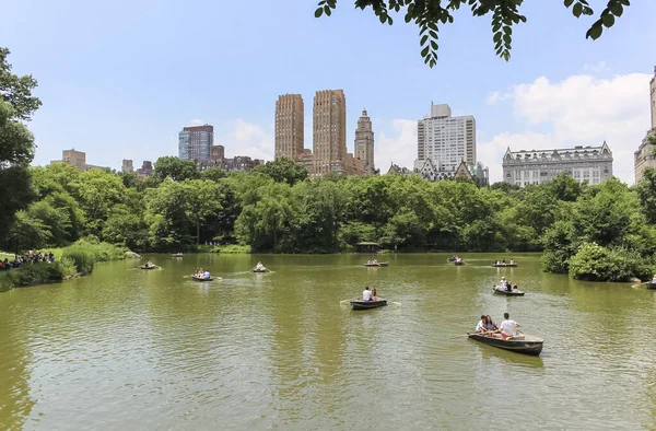 2017年6月22日 美国纽约 在阳光灿烂的日子里 游客们在中央公园欣赏划桨船 公园周围环绕着美丽的绿色和纽约高耸的摩天大楼 — 图库照片