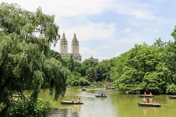New York, ABD; 22 Haziran 2017; Central Park 'taki sandalların keyfini çıkaran turistler, güneşli bir günde, parkın güzel yeşillikleri ve New York' un yüksek gökdelenleri ile çevrili.