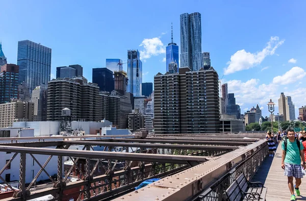 New York Usa June 2017 Tourists Walk Popular Brooklyn Bridge — 스톡 사진