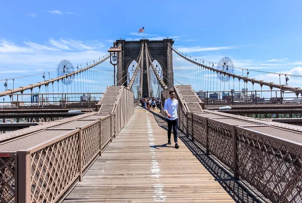 New York Usa June 2017 Tourists Walk Popular Brooklyn Bridge — 스톡 사진