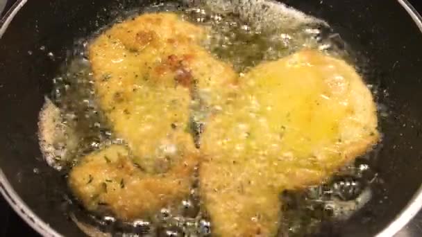 Filety Kurczaka Pomalowane Okruszkami Chleba Pietruszką Gotowane Olejem Patelni — Wideo stockowe