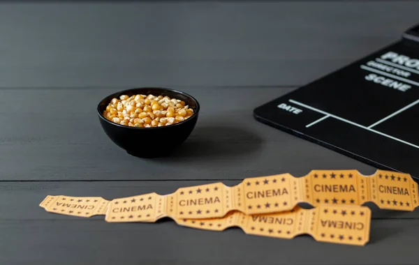 Tál Kukoricamagvakkal Popcornok Készítéséhez Egy Fogólap Néhány Mozijegy Mellett Fekete — Stock Fotó