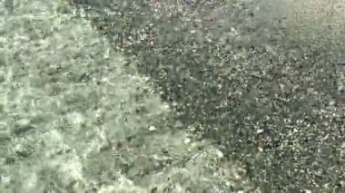 Deniz küçük dalgaları ve kristal berrak suyun üst görüntüsü. Ermenistan, Sevan. Yüksek kalite