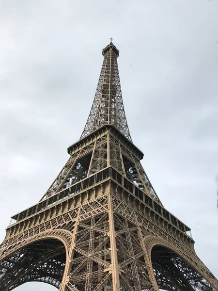 Eyfel Kulesi gündüz aydınlanıyor. Paris ve Fransa 'nın sembolü. Yüksek kalite