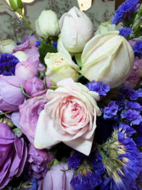 Küçük güllerden bir buket çiçek, kapalı formda güller, beyaz ve pembe güller, reklam ve pankart için güzel bir buket çiçek. Yüksek kalite