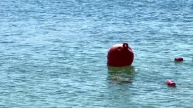 Mavi ve temiz okyanusta yüzen kırmızı şamandıra. Yüksek kalite